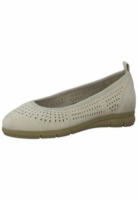 Scarpa flat in suede beige con design perforato, punta arrotondata e suola in gomma flessibile. Presenta un piccolo tacco e una linguetta sul retro per facilitarne l'indossamento.