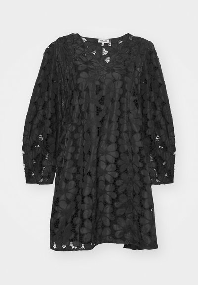 Robe noire en dentelle avec un motif floral, dotée de manches longues et d'un décolleté en V. Le tissu est semi-transparent avec des détails texturés.