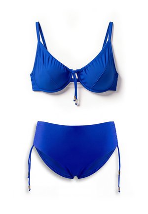 Niebieski dwuczęściowy kostium kąpielowy bikini z regulowanymi ramiączkami i sznureczkami na górze oraz po bokach dołu, zaprezentowany na płasko.