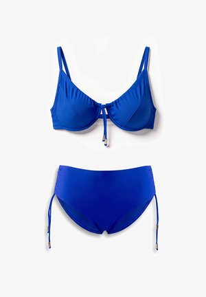 Niebieski dwuczęściowy kostium kąpielowy bikini z regulowanymi ramiączkami i sznureczkami na górze oraz po bokach dołu, zaprezentowany na płasko.