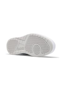 Biała gumowa podeszwa sportowa z teksturowanym wzorem trakcjowym, z logo Reebok. Ogólnie zaprojektowana dla przyczepności i trwałości, z wypukłymi akcentami.