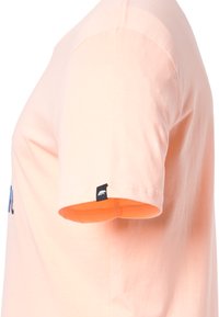 Lichtroze T-shirt met een ronde hals, korte mouwen en een contrasterende oranje zoom. Kenmerkt zich door een klein zwart label op de mouw.
