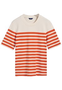 Camiseta de cuello redondo de manga corta con rayas horizontales naranjas y blancas y un pequeño logo en la manga izquierda.