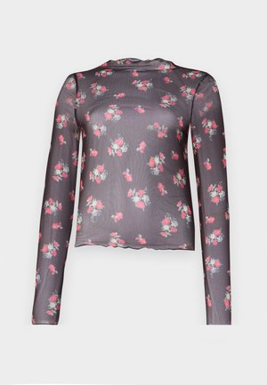Transparante langemouwen top in donkergrijs met een bloemenprint van roze en groene rozen, voorzien van een gegolfde zoom en een lichte textuur.
