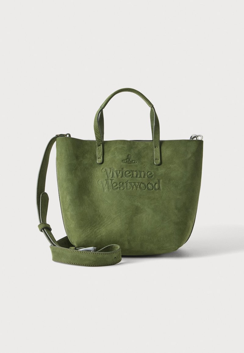 Πράσινη δερμάτινη τσάντα Vivienne Westwood με δύο χερούλια, ανάγλυφο λογότυπο και ρυθμιζόμενο ιμάντα ώμου τυλιγμένο δίπλα της.