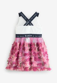 Abito bianco con una gonna stratificata a volant rosa. Presenta spalline incrociate blu navy con il marchio "BAKER by TED BAKER" sulla vita.
