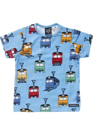 Hellblaues Kleinkind-Shirt mit bunten Straßenbahn-Illustrationen in Rot, Gelb, Blau und Grün, mit schwarzen Schienen und dem Schriftzug "Villervalla".