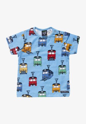 Lichtblauw peutershirt met kleurrijke tramillustraties in rood, geel, blauw en groen, met zwarte spoorrails en de tekst "Villervalla".