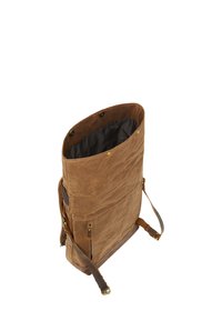 Sac à dos en toile cirée marron de forme cylindrique, avec une ouverture supérieure, des bretelles en cuir réglables et une poche zippée à l'avant.