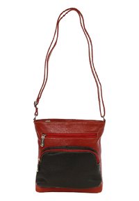 Rood en zwart leren schoudertas met een gestructureerd oppervlak, voorzien van twee ritscompartimenten en een lange verstelbare schouderband.