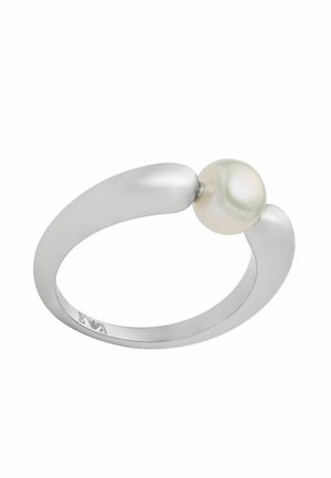 Zilveren ring met een soepel, gebogen ontwerp met een centrale witte parel. Het oppervlak is gepolijst en reflecterend, met een minimalistische esthetiek.