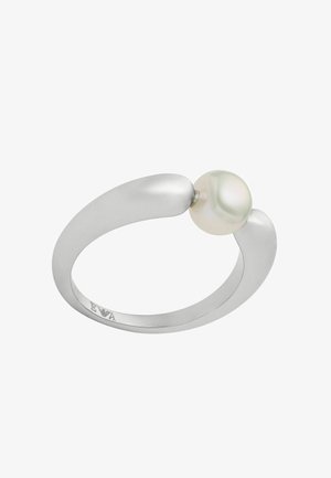 Zilveren ring met een soepel, gebogen ontwerp met een centrale witte parel. Het oppervlak is gepolijst en reflecterend, met een minimalistische esthetiek.