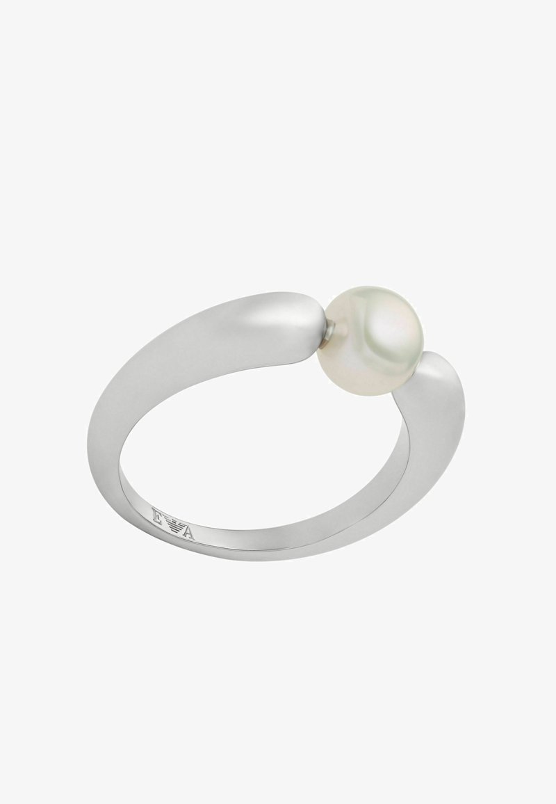 Bague en argent au design lisse et courbé, présentant une perle blanche centrale. La surface est polie et réfléchissante, avec une esthétique minimaliste.