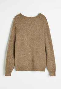 Brązowy sweter z dzianiny z okrągłym dekoltem, opuszczonymi ramionami i ściągaczami, charakteryzujący się fakturowanym materiałem i miękkim wyglądem.