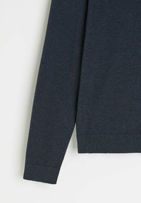 Ciemnogranatowy sweter z długim rękawem z prążkowanymi mankietami i dolnym obszyciem, pokazany na jednolitym jasnym tle.