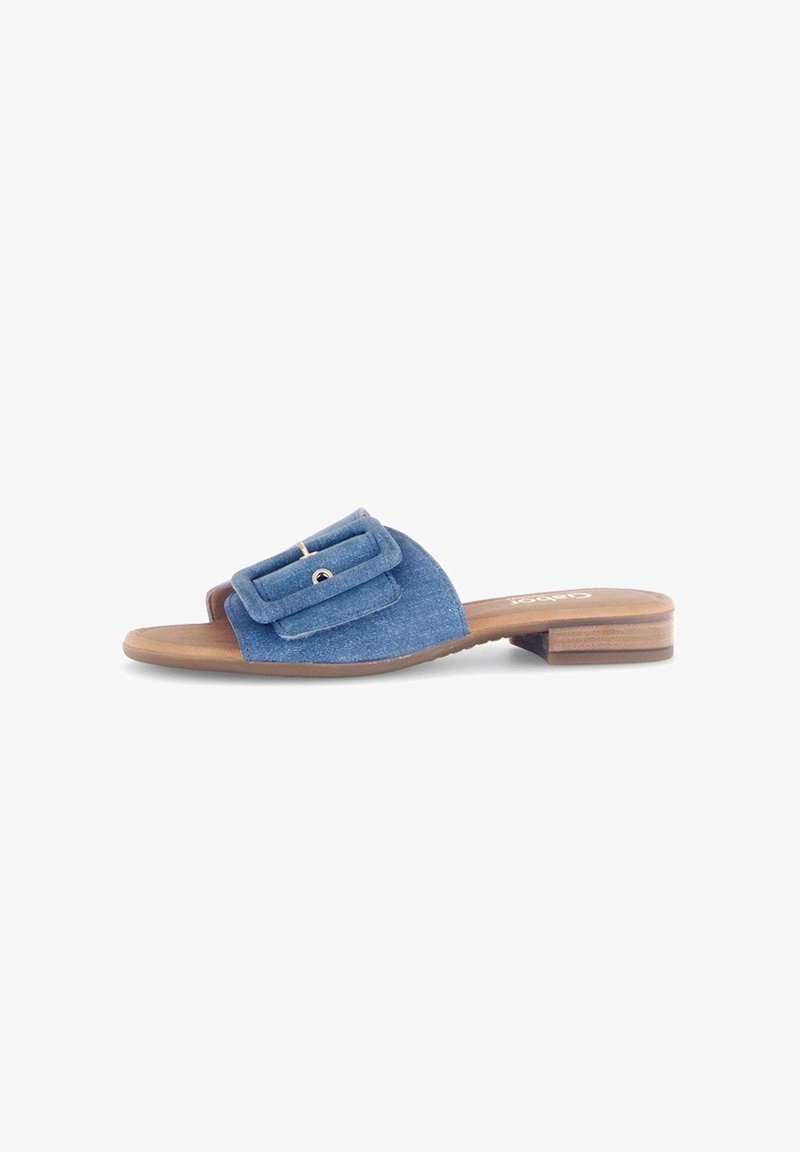 Sandales à glissière en denim bleu avec une large lanière ornée d'une boucle rectangulaire décorative et un petit talon en bois.