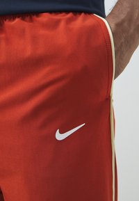 Nike Performance Jogginghose - dragon red/life lime/white