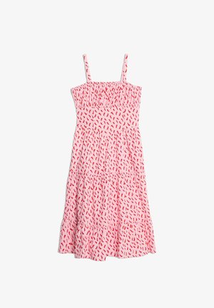 Růžové šaty s tenkými ramínky, nařaseným živůtkem a vrstvenou sukní. Vzor zdobí malé červené tvary po celé textilii.