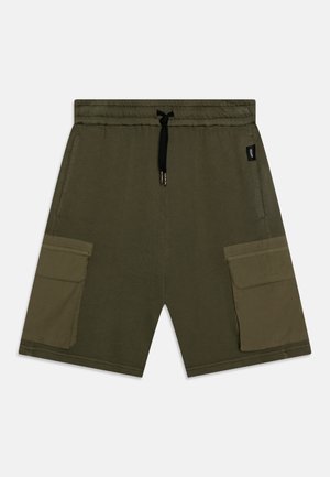 Pantaloni corti verde oliva con vita regolabile, due tasche cargo e un tessuto morbido e strutturato. Design semplice con accenti funzionali.