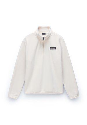 Hvid fleece pullover med halv-lynlås krave, med et lille logo patch i blå og sort på brystet, og lange ærmer med elastiske manchetter.