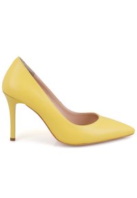 Escarpin en cuir jaune à talons hauts avec un bout pointu et une découpe incurvée à l'avant. Texture lisse et talon aiguille fin.