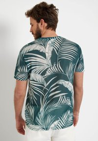 Guess Marškinėliai su spaudiniu - mehrfarbig grün