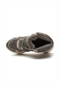 Aukštos sportinės bateliai su pilku pūkuotu pamušalu ir raišteliais, smėlinės ir tamsiai pilkos spalvos išorė, matoma iš viršaus ant balto fono.