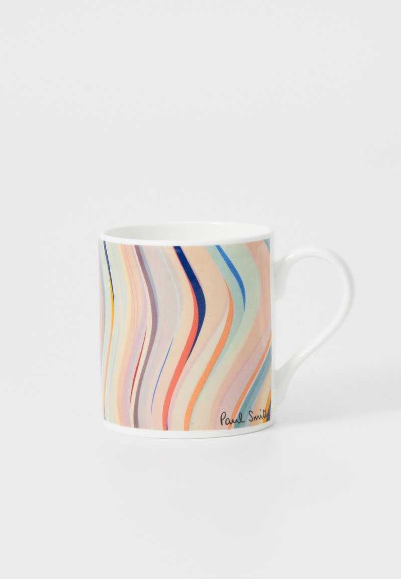 Caneca de cerâmica com um padrão ondulado em cores pastel, incluindo rosa, azul e laranja, com uma pega à direita e uma assinatura na base.