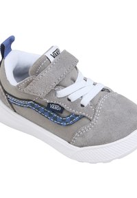 Sneaker grigio in suede con lacci bianchi e strap in velcro, con un accento a scacchi blu lungo il lato e una suola bianca testurizzata.