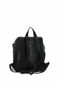 Zaino in pelle nera con due robuste maniglie superiori, una spallacci regolabile e una tasca laterale con zip per lo stoccaggio.