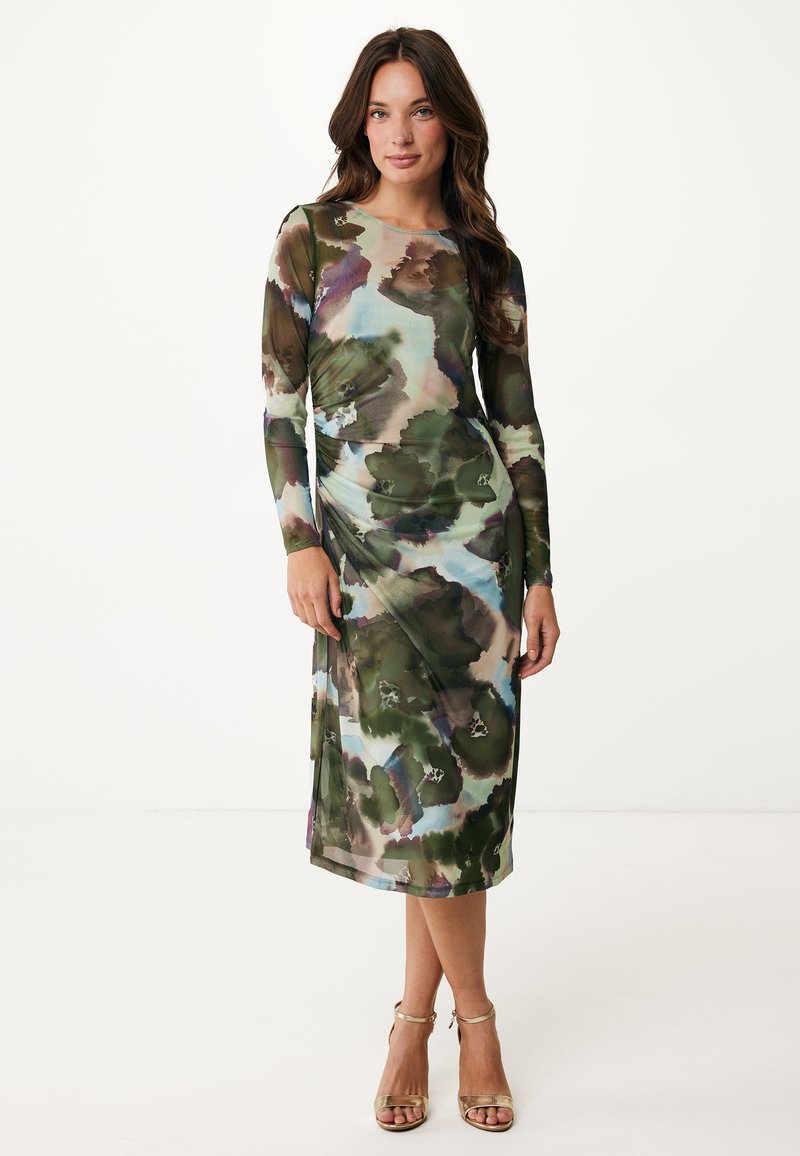 Langärmliges, figurbetontes Kleid mit einem floralem Muster in Grün, Blau und Braun. Aus transparentem Material gefertigt, mit einer gerafften Seitendetaillierung und knielanger Länge.