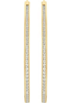 Guld hoops øreringe med en række små, klare ædelsten sat langs den indre kant, hvilket skaber et stilrent og elegant design.