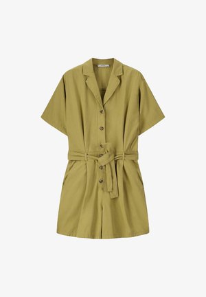 Romper vert olive à manches courtes avec une fermeture à boutons sur le devant, un col et une ceinture à nouer à la taille. Tissu léger avec une texture douce.