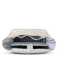 Sac d'ordinateur portable avec un tissu extérieur beige clair, comportant des compartiments intérieurs gris et un accent orange. Fermé par une fermeture éclair supérieure.