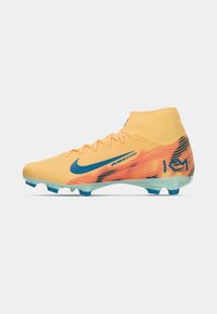 Geel en oranje Nike voetbalschoenen met blauwe swoosh, "Air Zoom" tekst, hoge enkelkraag en blauwe noppenzool.