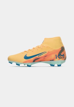 Scarpino da calcio Nike giallo e arancione con swoosh blu, testo "Air Zoom", colletto alto e suola con tacchetti blu.