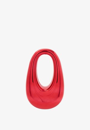 Rød, glinsende keramisk vase med en oval form og en central åbning. Glat tekstur, minimalisitisk design og en dristig farvefinish.