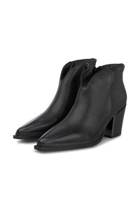 Un par de botas de cuero negro hasta el tobillo, con puntas afiladas, tacones cuadrados y cremalleras laterales, mostradas sobre un fondo blanco.