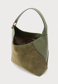 Olivzaļas krāsas ādas un zamšādas soma pāri plecam ar apaļu formu, īsu rokturi un zelta krāsas metāla dekoru. Iekšpuse oderēta ar brūnu audumu.