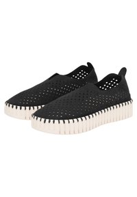 Schwarze Slipper mit perforiertem Obermaterial, einem strukturierten Design und einer klobigen weißen Gummisohle mit vertikalen Linien.