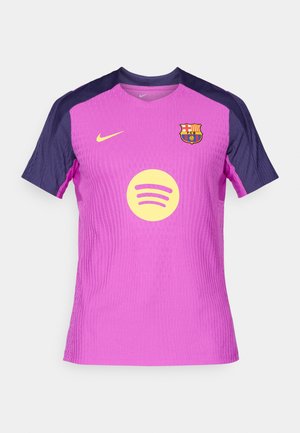 Maillot à manches courtes violet et bleu foncé avec un design texturé, logo Nike, emblème de Barcelone, et un cercle Spotify jaune au centre.