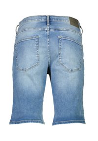Ljust blå denimshorts med rak passform, synliga bakfickor och en mjuk textur. Har en märkesläderetikett vid midjan.