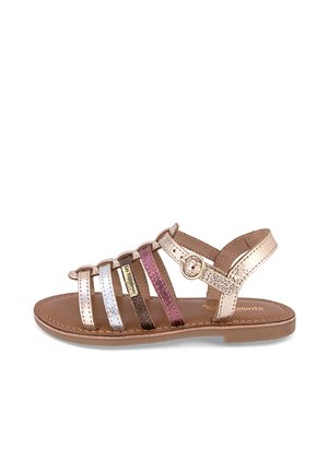 Sandales à lanières avec des brides métalliques dorées, argentées, roses et violettes. Semelle plate avec une boucle ronde sur la bride de cheville.