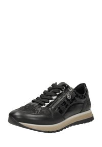 Sneaker noir avec un dessus en cuir texturé, des accents en vernis, un système de laçage et une fermeture éclair sur le côté. Il dispose d'une semelle intermédiaire beige et de détails à motifs.