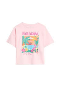 T-shirt di cotone rosa con maniche corte, caratterizzata da un design grafico di palme, una scena di spiaggia e la scritta "PARADISE Sunny Days."