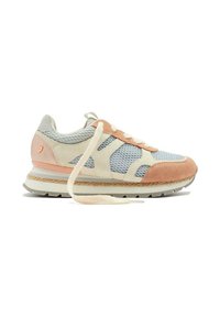 Le sneakers leggere presentano una tomaia in mesh blu e crema, con morbidi dettagli in suede rosa e una suola in gomma testurizzata. I lacci sono crema.