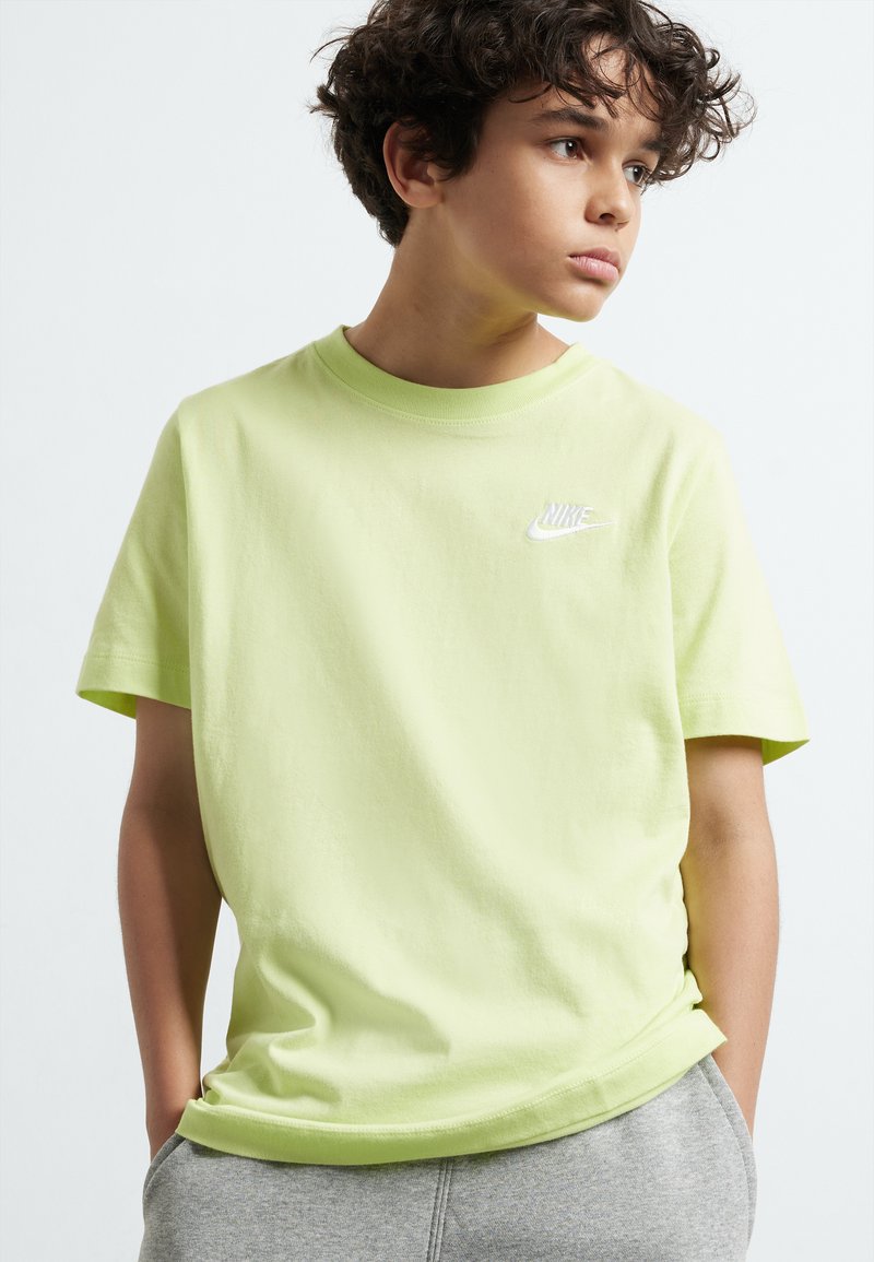 Rövid ujjú, világoszöld pamut póló, fehér Nike logóval a mellrészen, puha tapintású és normál szabású.