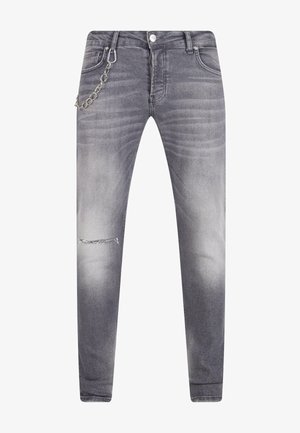 Szare dżinsy o dopasowanym kroju, z przetarciami na kolanie, wyblakłym odcieniu oraz z detalem w postaci łańcuszka przypiętego do pętli na pasek.