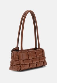 Borsa in finta pelle marrone con texture intrecciata, forma rettangolare e doppi manici. Design robusto con nessun accento hardware visibile.