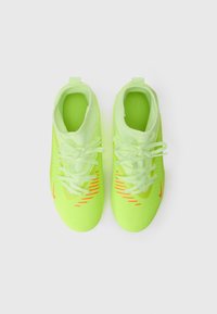 Zapatillas deportivas de un brillante verde neón con un diseño elegante, parte superior texturizada y detalles en naranja. Incluyen cordones atados y un interior de malla.